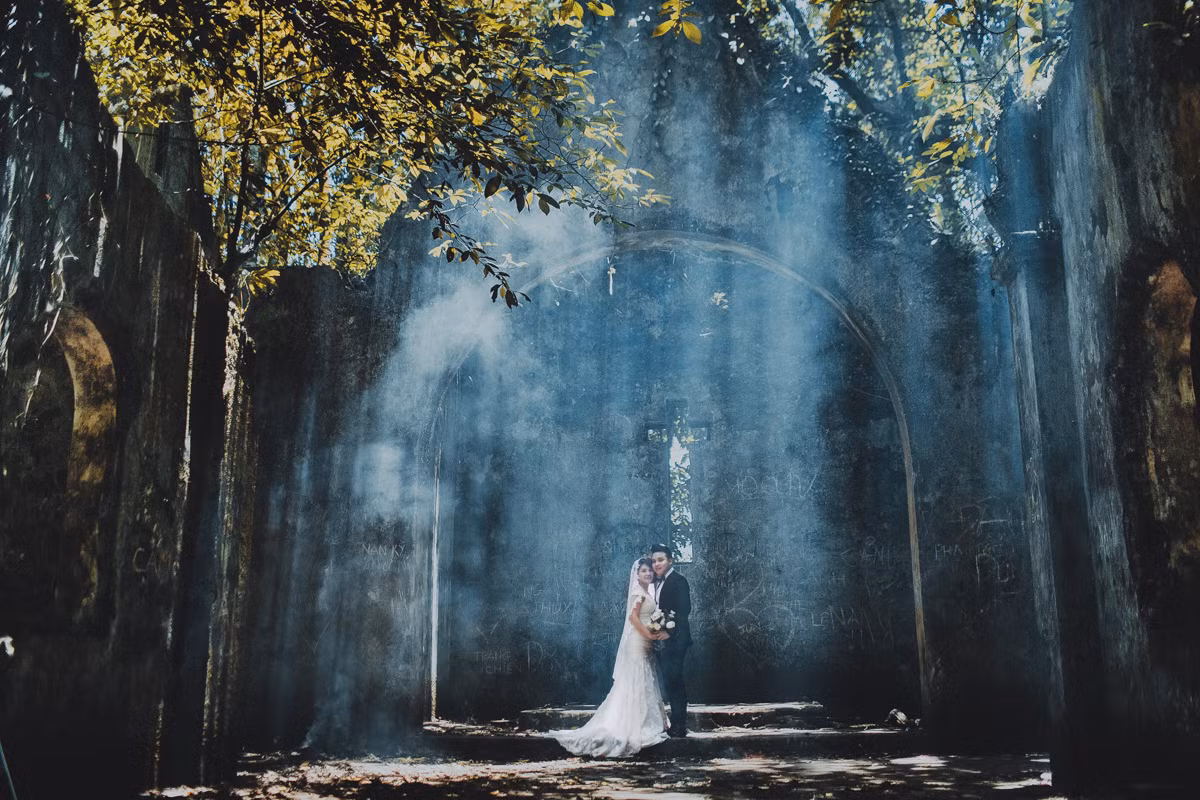 Sự kết hợp giữa khung cảnh tự nhiên và bàn tay, sự sáng tạo của ekip đã tạo nên những bức ảnh mà trong đó, cô dâu, chú rể như đang chơi đùa với ánh sáng, cỏ cây.