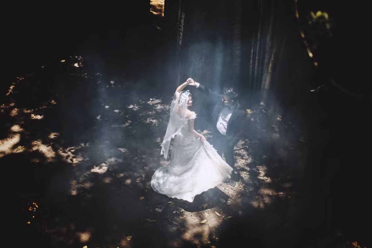 “Để có được vẻ kì bí, xen một chút gì đó ma mị, ekip đã khá vất vả tạo nên những làn khói giả bay vương vất xung quanh ngôi nhà thờ đổ nát rêu phong. Rất may mắn là không khí mát mẻ tại điểm chụp đã khiến những bức ảnh này được hoàn thành rất nhanh và không hề gặp trở ngại nào”