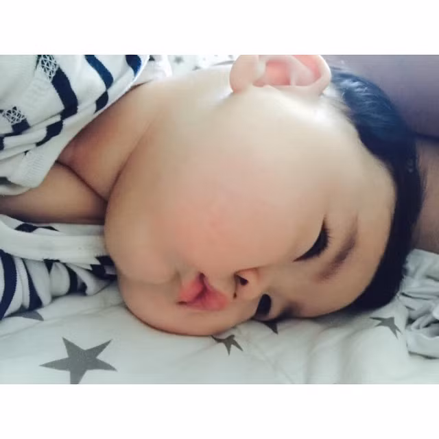 Thích thú với vẻ đáng yêu của em bé mặt bánh bao, rất nhiều dân mạng đã chia sẻ những hình ảnh trong đời thường của bé.