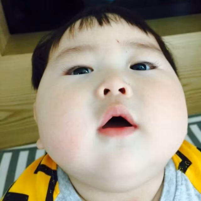 Bé Jo Lee Soo có làn da trắng, hồng mịn màng. Chưa kể hàng ngày bé còn có rất nhiều biểu cảm thú vị, hài hước, được bố mẹ ghi lại bằng điện thoại và khoe với bạn bè, dân mạng.