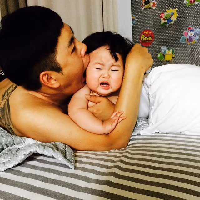 Mẹ bé Jo Lee Soo thích đăng tải những hình ảnh cậu con trai đang vui đùa với bố lên mạng và nhắc nhở những dân mạng xấu tính, vụng miệng viết bình luận mang ý trù ẻo cậu bé mới 1 tuổi.