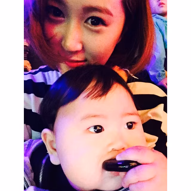 Hiểu được sức hút cực lớn của cậu con trai kháu khỉnh, bố mẹ của Jo Lee Soo, đều là những người còn trẻ, có nhiều bạn bè trên mạng đã rất chăm chỉ chụp ảnh cậu bé và chia sẻ lên Instagram.