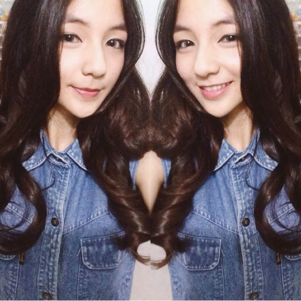 Sau loạt ảnh hóa thân thành công chúa, búp bê với váy áo điệu đà... trong đời thường Tú Anh lại là một nữ sinh yêu thích phong cách ăn mặc đơn giản, năng động.