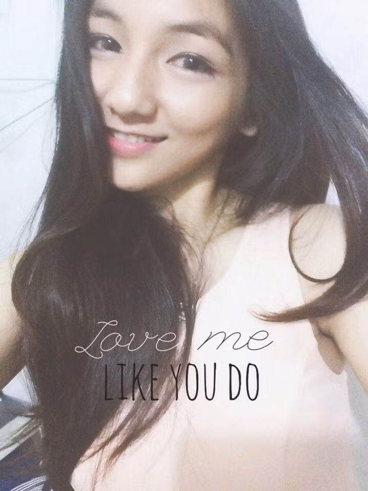 Trong một vài bức ảnh, 9X Long Xuyên xinh đẹp còn được bạn bè khen là có nhiều nét giống ca sĩ Hòa Minzy, đặc biệt là ở đôi mắt.