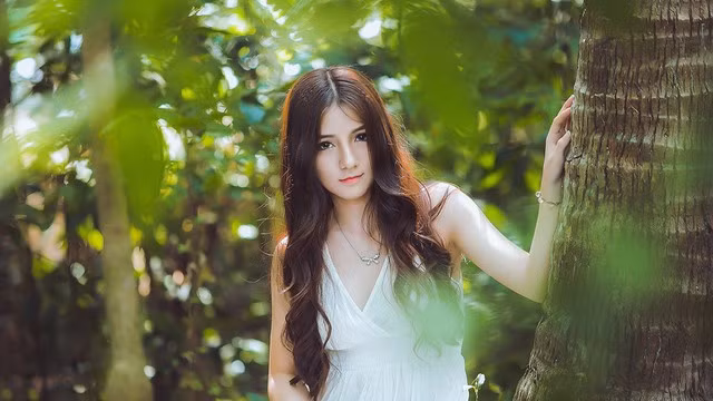 Tú Anh đang là nữ sinh trường THPT Long Xuyên. Sinh ra ở mảnh đất Long Xuyên, nên khi vừa khoe bộ ảnh mới, Tú Anh đã nhận được rất nhiều lời khen liên quan đến quê hương của mình như "Gái miền Tây là phải xinh giống Tây rồi".