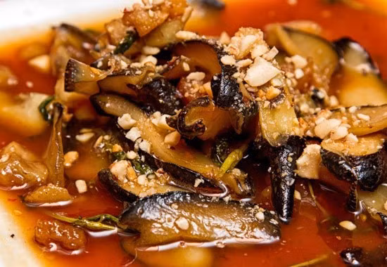 Quán Ốc Luộc (Huỳnh Văn Bánh, P.14, quận Phú Nhuận) chế biến ngon, giá mềm nên đông khách. Thưc đơn phong phú, được yêu thích nhất là các món xào bơ (ốc hương, ốc mỡ). Quán giữ xe miễn phí.