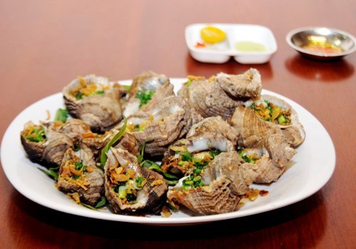 Chút Chít Quán (quận 10) là một trong những quán ốc hiếm hoi của Sài Gòn áp dụng dịch vụ "đặt chỗ qua điện thoại". Không gian quán trải rộng gần hết con hẻm 285 đường Cách Mạng Tháng 8. Ốc tươi, chế biến vừa vặn. Nếu nhân viên quán phục vụ tốt hơn, nơi đây có thể còn đông khách hơn.