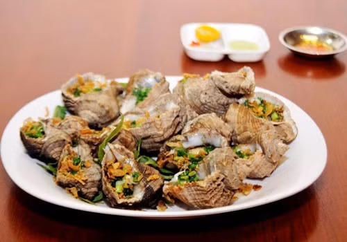 Chút Chít Quán (quận 10) là một trong những quán ốc hiếm hoi của Sài Gòn áp dụng dịch vụ "đặt chỗ qua điện thoại". Không gian quán trải rộng gần hết con hẻm 285 đường Cách Mạng Tháng 8. Ốc tươi, chế biến vừa vặn. Nếu nhân viên quán phục vụ tốt hơn, nơi đây có thể còn đông khách hơn.