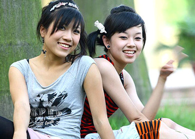 Cô bạn gái Mạc Hồng Quân, tên thật Dương Bảo Ly (phải), sinh năm 1990, được giới trẻ Việt biết đến lần đầu tiên khi thủ vai Dịu "đanh đá" trong series "Nhật ký Vàng Anh" đình đám, gắn liền với thời học sinh của nhiều 9X đời đầu.