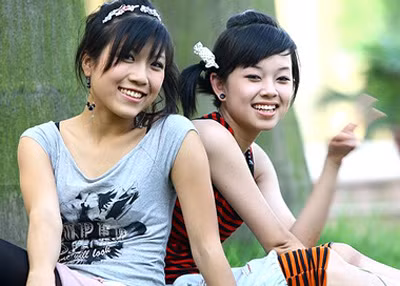 Cô bạn gái Mạc Hồng Quân, tên thật Dương Bảo Ly (phải), sinh năm 1990, được giới trẻ Việt biết đến lần đầu tiên khi thủ vai Dịu "đanh đá" trong series "Nhật ký Vàng Anh" đình đám, gắn liền với thời học sinh của nhiều 9X đời đầu.