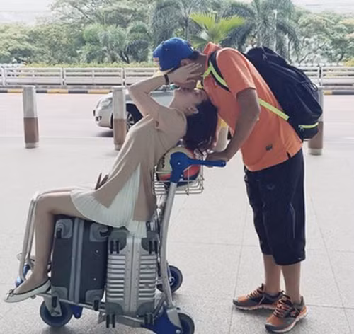 Chuyện tình của Hồng Quân và Bảo Ly đã được bàn tán trên mạng từ khá lâu. Tuy nhiên phải đến đầu tháng 6/2015, cặp đôi này mới chính thức công khai và làm rất nhiều người ngỡ ngàng... Những khoảnh khắc yêu thương, lãng mạn của Bảo Ly và Hồng Quân khiến rất nhiều fan thích thú và có phần ghen tị.