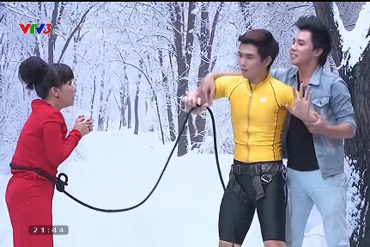 Giám khảo Hoài Linh chia sẻ anh cảm thấy điều thú vị nhất trong phần thể hiện của thành viên nhóm 365 là việc nam ca sĩ thừa nhận có tình cảm với người đàn ông đang có ý định xấu Việt Hương.