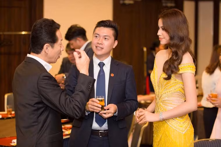 Bộ váy màu vàng rực giúp Phạm Hương khoe vẻ đẹp hình thể với vòng eo "con kiến", vai trần gợi cảm.