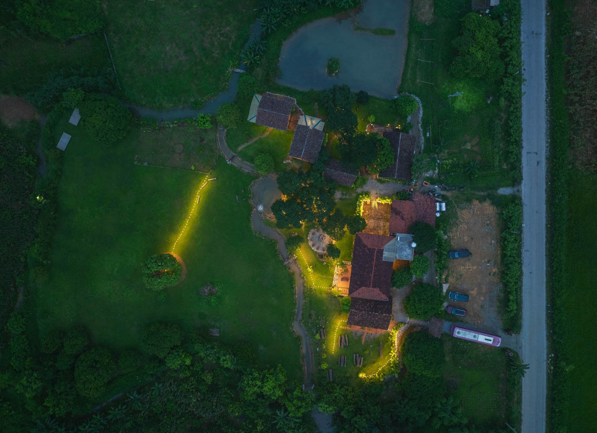 Bỏ việc lương cao, về xây nhà giữa thung lũng xanh mướt - Hình 2 Bo viec luong cao, ve xay nha giua thung lung xanh muot-Hinh-2