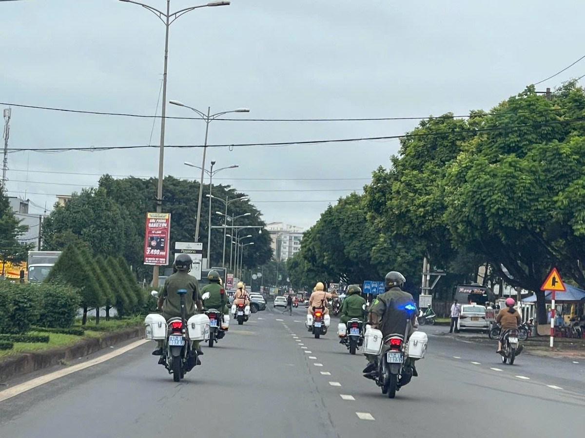 Cong an tinh Dak Lak ra quan bao dam ATGT dip le 2/9-Hinh-4