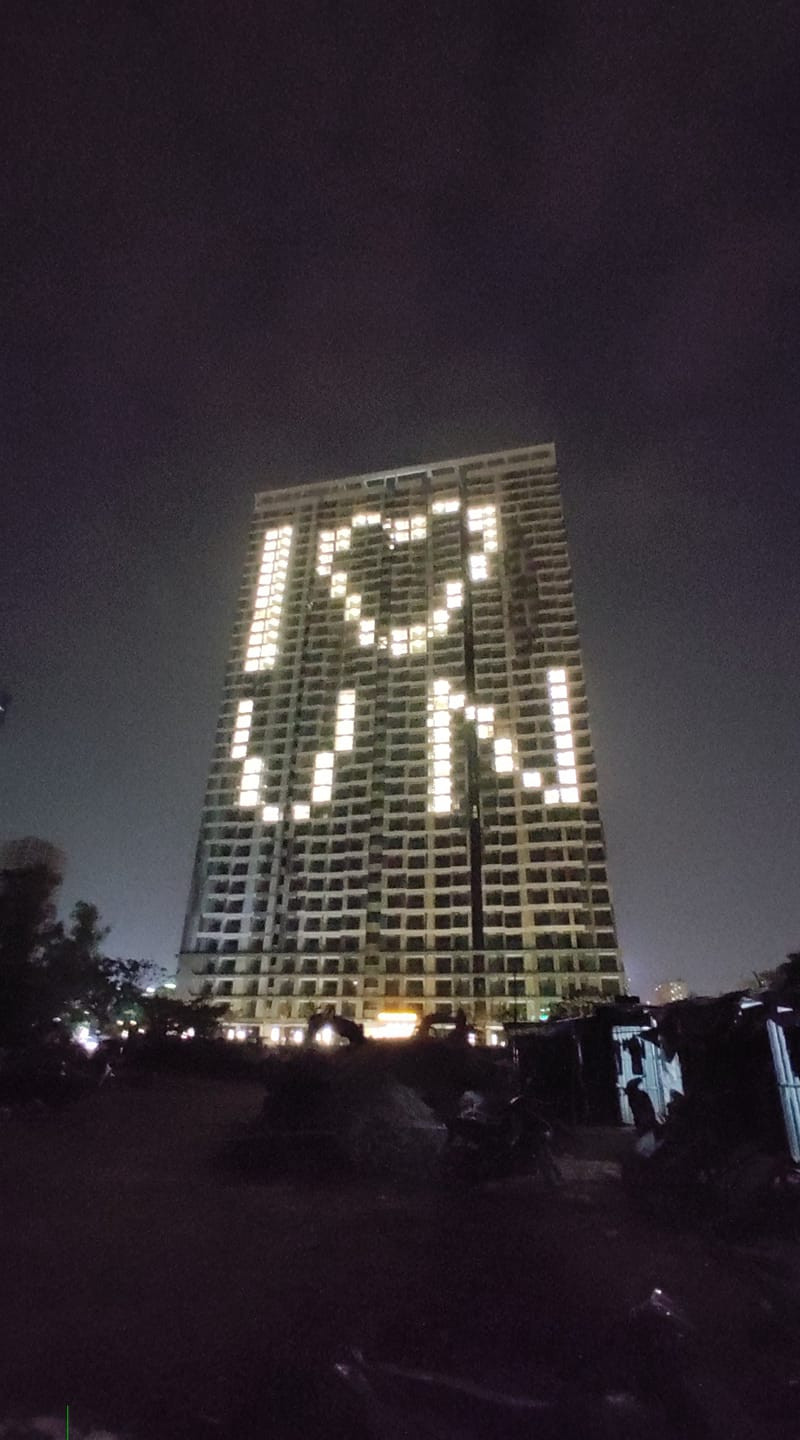 Ngoài ra, không ít người còn chia sẻ niềm hy vọng và động viên tới người dân Đà Nẵng. "Đà Nẵng tuy đang mệt mỏi nhưng luôn đầy tình yêu thương", " Xúc động ghê. Với sự đồng lòng và quyết tâm cao thế này, chắc chắn Đà Nẵng sẽ sớm đẩy lùi được COVID thôi", ...- cư dân mạng bình luận.