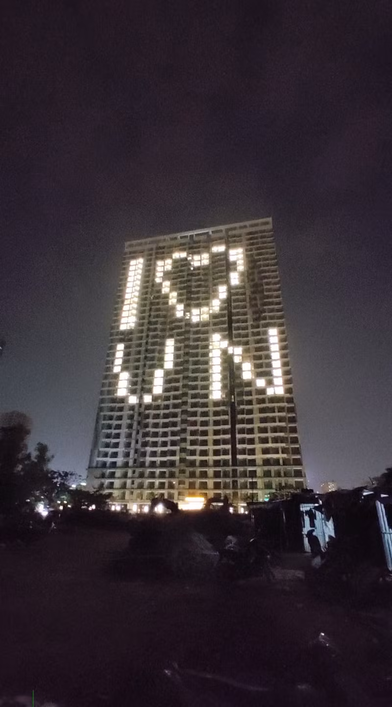 Ngoài ra, không ít người còn chia sẻ niềm hy vọng và động viên tới người dân Đà Nẵng. "Đà Nẵng tuy đang mệt mỏi nhưng luôn đầy tình yêu thương", " Xúc động ghê. Với sự đồng lòng và quyết tâm cao thế này, chắc chắn Đà Nẵng sẽ sớm đẩy lùi được COVID thôi", ...- cư dân mạng bình luận.