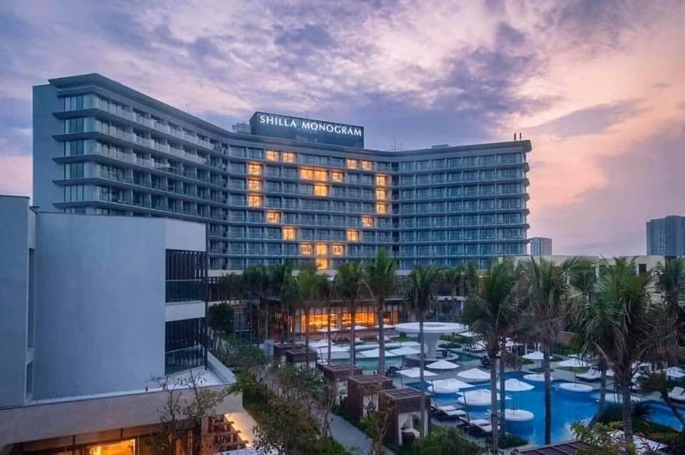 Hòa chung vào tinh thần chống dịch đầy quyết liệt đó, một số khách sạn tại Đà Nẵng đã hưởng ứng bằng cách thắp đèn kết thành hình trái tim trên các tòa nhà để thể hiện tinh thần chống Covid.