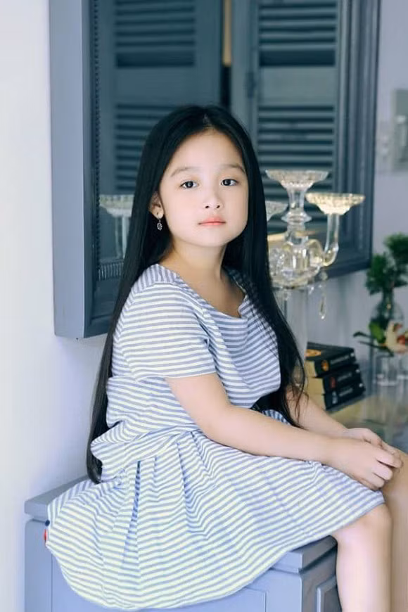 Sau khi nổi tiếng, ngôi sao nhí liên tục được mời đóng quảng cáo, chụp và trình diễn thời trang, cố bé còn góp mặt trong bộ phim đình đám "Tôi thấy hoa vàng trên cỏ xanh" hay series "Gia đình là số 1".