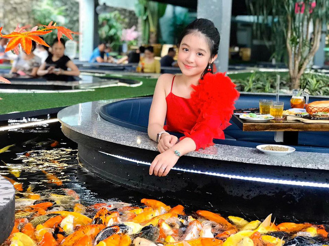 Tuổi còn nhỏ thế nhưng "tiểu hoa khôi Tây Đô" đã kiếm về được kha khá tiền từ việc làm quảng cáo, người mẫu hay diễn viên. Mời quý độc giả đón xem thêm video Thùy Anh đăng quang quán quân Nhí Tài Năng 2015 - Nguồn: KÊNH VTC1