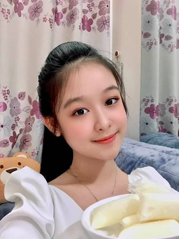 Bẵng đi một thời gian, mới đây Bảo Ngọc gây chú ý khi đăng tải loạt ảnh mới trên trang cá nhân. Có thể thấy, ở tuổi 12, cô bé đã lớn phổng phao, ra dáng thiếu nữ và gương mặt ngày càng xinh đẹp hơn.