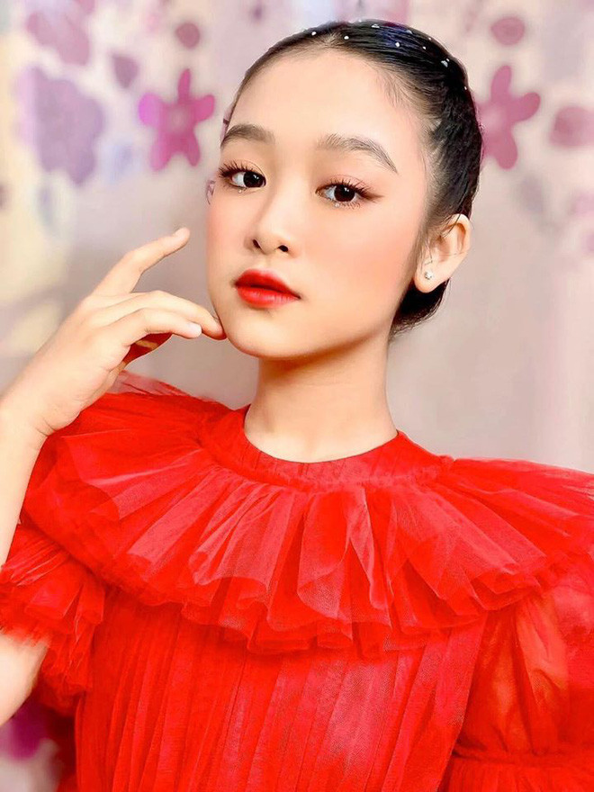 Hiện tại, cô bé đang theo học tại một ngôi trường có tiếng Sài Gòn. Bên cạnh khả năng diễn xuất, ngôi sao nhí còn là giọng ca đầy tài năng.