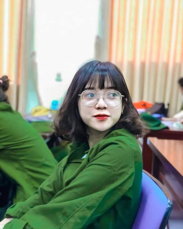 Hằng được bạn bè nhận xét là người hòa đồng, vui tính, thỏa mái, tuy nhiên lại hơi rụt rè và ít nói nơi đông người.