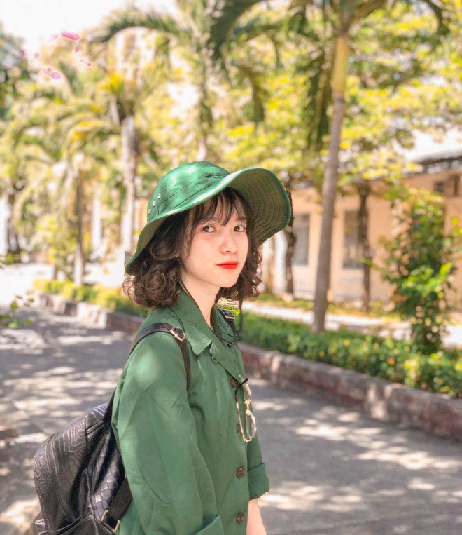 Danh sách hot girl quân sự không thể thiếu cô bạn Đào Thu Hằng, sinh năm 2001 tại Gia Lai. Hiện cô đang theo học tại Đại học Sư phạm Đà Nẵng, chuyên ngành cử nhân Việt Nam.