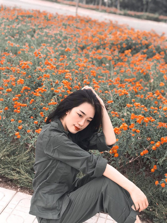 Vốn là người yêu thích du lịch từ nhỏ, muốn khám phá nhiều vùng đất và nền văn hóa khác nhau, Hồng Loan lựa chọn ĐH Kinh tế quốc dân để chắp cánh ước mơ của mình.