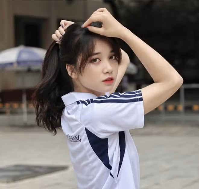 Trong màu áo trắng đồng phục của Học viện Ngân hàng, nữ sinh này cũng từng gây sốt với khuôn mặt không góc chết, chỉ cần cười nhẹ hay tạo dáng là ngay lập tức khiến đôi phương gục ngã.