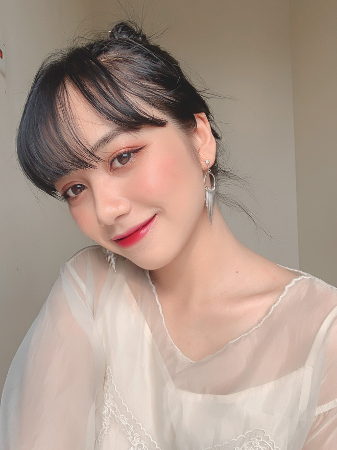 Hiện tại, Diệu Anh đang cộng tác với một số nhãn hàng để kiếm thêm thu nhập. Mời quý độc giả đón xem thêm video Nữ sinh Nghệ An nói nhiều thứ tiếng - Nguồn: KÊNH VTC1