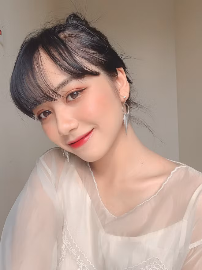 Hiện tại, Diệu Anh đang cộng tác với một số nhãn hàng để kiếm thêm thu nhập. Mời quý độc giả đón xem thêm video Nữ sinh Nghệ An nói nhiều thứ tiếng - Nguồn: KÊNH VTC1