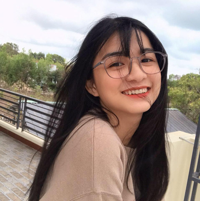 Nữ sinh xinh đẹp này tâm sự rằng cô không hề ngại việc trêu chọc mọi người bởi các thành viên trong lớp ai cũng đều thân thiết, vui vẻ hưởng ứng.