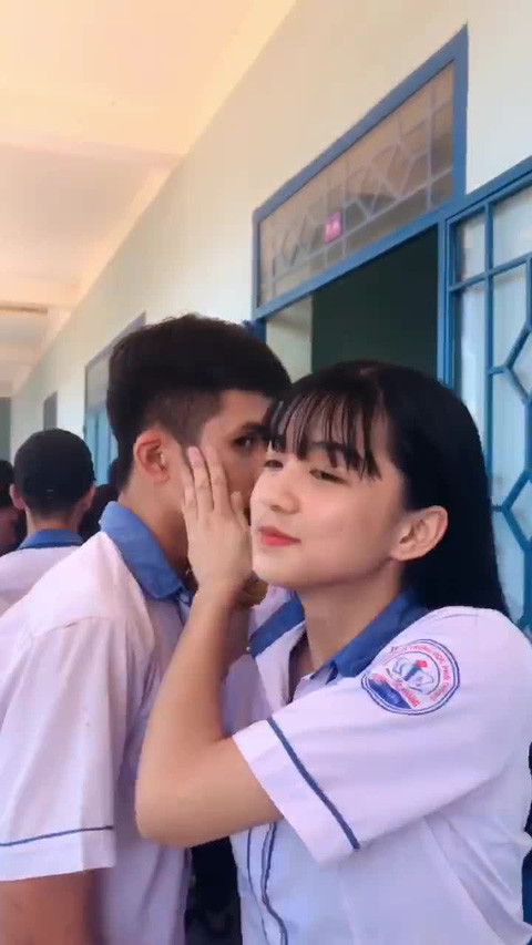 Để lưu lại kỷ niệm với những người bạn cấp 3, nữ sinh này đã quay clip và trao cho các bạn nữ những nụ hôn tình cảm, riêng với các bạn nam lại là màn "hôn trượt" cực thú vị.