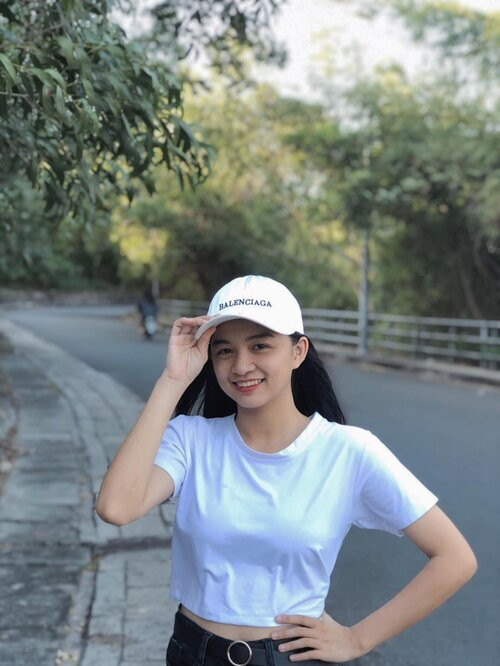 Mi An ngoài đời sở hữu vẻ đẹp cực ngọt ngào, đậm chất "thanh xuân vườn trường" khiến nhiều người không khỏi xuýt xoa. Mời quý độc giả đón xem thêm video Nữ sinh vẽ truyền thần làm "chao đảo" cộng đồng - Nguồn: KÊNH VTC1