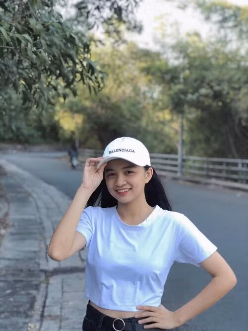 Mi An ngoài đời sở hữu vẻ đẹp cực ngọt ngào, đậm chất "thanh xuân vườn trường" khiến nhiều người không khỏi xuýt xoa. Mời quý độc giả đón xem thêm video Nữ sinh vẽ truyền thần làm "chao đảo" cộng đồng - Nguồn: KÊNH VTC1