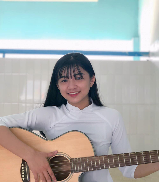 Ngoài ra, cô bạn cũng thường xuyên quay những clip vui nhộn và dễ thương trong lớp học để đăng lên Tik Tok, hiện tại kênh MXH này của Mi An sở hữu hơn 200k lượt follow.