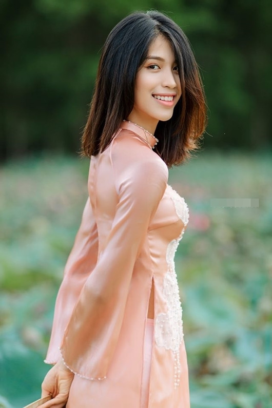 Cô nàng có vóc dáng phù hợp với nhiều loại trang phục, từ áo dài truyền thống đến dạ hội.