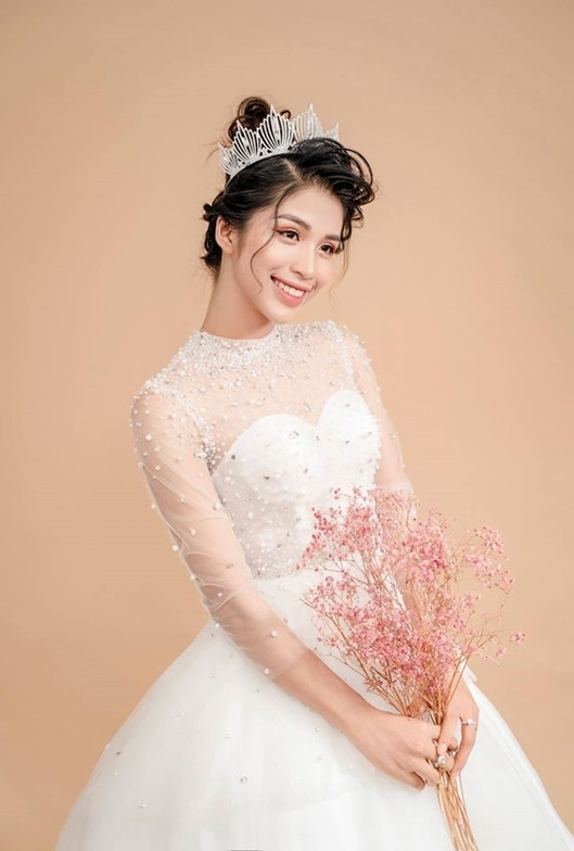 Hot girl 10X còn cho biết, bạn bè nhận xét cô là người năng động, hòa đồng, vui vẻ. Ở trường lớp Quỳnh cũng rất năng nổ tham gia mọi hoạt động.