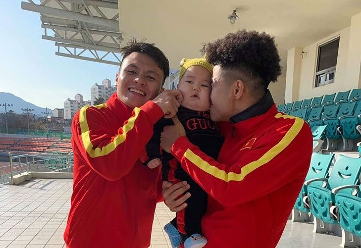 Trước đây, bố mẹ bé Huyn Min biết tin đội tuyển U23 Việt Nam tập huấn tại thành phố Tongyeong nên đã đưa con đến theo dõi buổi tập của thầy trò HLV Park Hang-seo. Vì quá bụ bẫm, đáng yêu nên cậu bé này đã được nhiều cầu thủ bế và chụp ảnh khoe lên MXH.