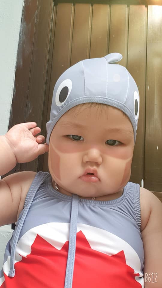 Trên các diễn đàn mạng xã hội đang xuất hiện rất nhiều hình ảnh hài hước của một em bé có màu da mặt chia làm 2 phần rõ ràng, phần in hằn khẩu trang da trắng hơn so với vùng còn lại.