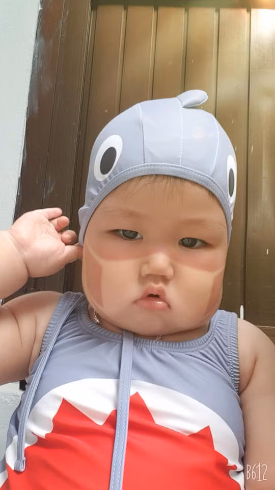 Trên các diễn đàn mạng xã hội đang xuất hiện rất nhiều hình ảnh hài hước của một em bé có màu da mặt chia làm 2 phần rõ ràng, phần in hằn khẩu trang da trắng hơn so với vùng còn lại.