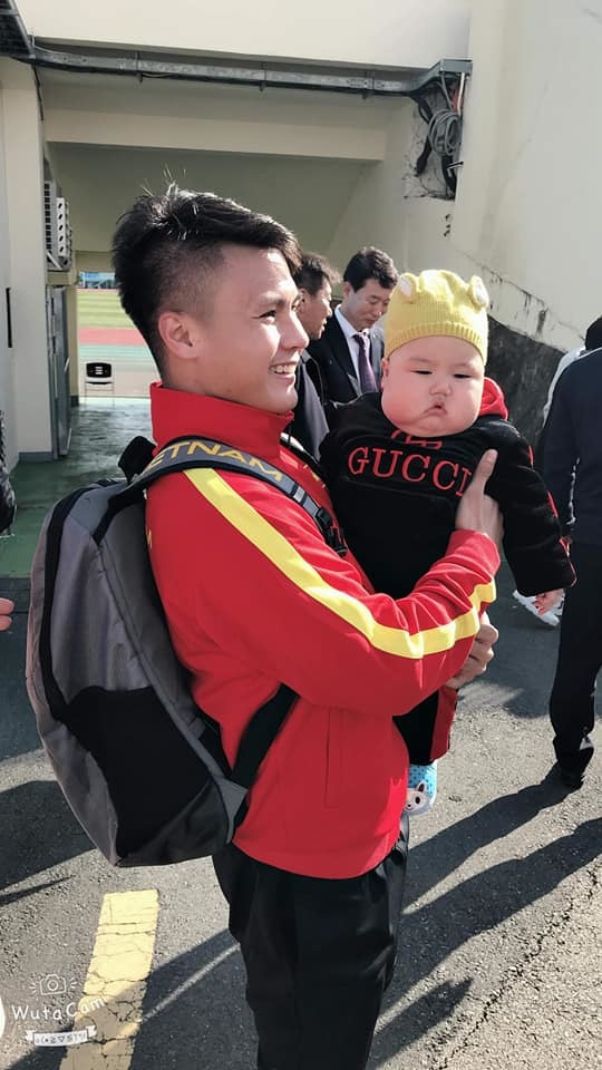 Các cầu thủ còn truyền tay nhau bế ẵm cậu bé nổi tiếng mạng xã hội với vẻ mặt đầy thích thú.