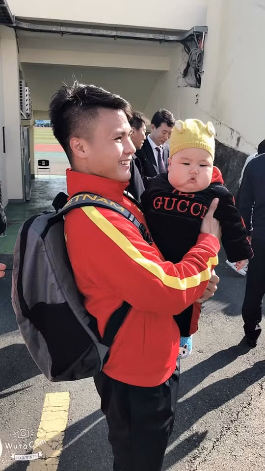 Các cầu thủ còn truyền tay nhau bế ẵm cậu bé nổi tiếng mạng xã hội với vẻ mặt đầy thích thú.