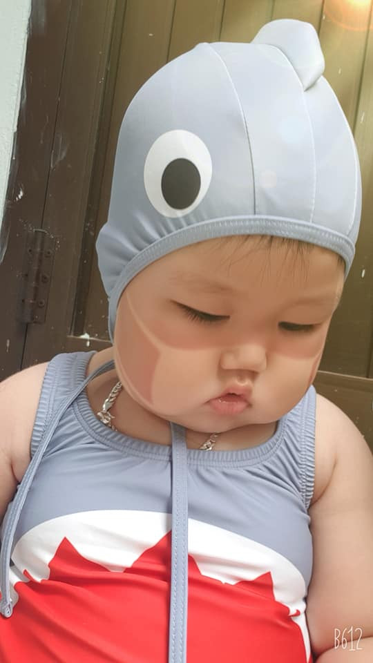 Bà mẹ đứa trẻ này đã đăng tải hình ảnh con mình lên kèm theo dòng trạng thái cực đáng yêu :"Giận bà mẹ hết sức à, đã nói nắng nóng không thích đi biển rồi mà cứ bắt đi. Giờ thì bà hài lòng chưa". Từ đó, ngôi sao nhí bỗng chốc nổi tiếng vì quá đáng yêu, bụ bẫm trong bộ đồ bơi.