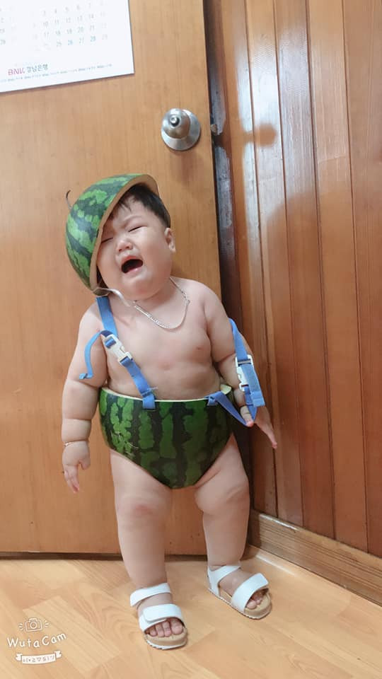 Được biết, em bé có tên là Park Huyn Min, 1 tuổi, là con trai của gia đình Việt - Hàn với chồng là người Hàn Quốc, vợ là người Việt Nam. Hiện tại cậu bé đang sinh sống tại xứ sở kim chi.