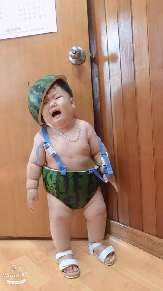 Được biết, em bé có tên là Park Huyn Min, 1 tuổi, là con trai của gia đình Việt - Hàn với chồng là người Hàn Quốc, vợ là người Việt Nam. Hiện tại cậu bé đang sinh sống tại xứ sở kim chi.