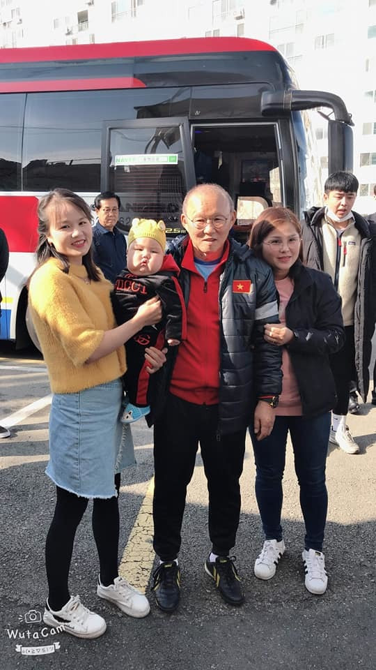 Huyn Min cũng rất may mắn được chụp ảnh cùng HLV Park Hang-seo mặc dù lúc đó chỉ mới 5 tháng tuổi.