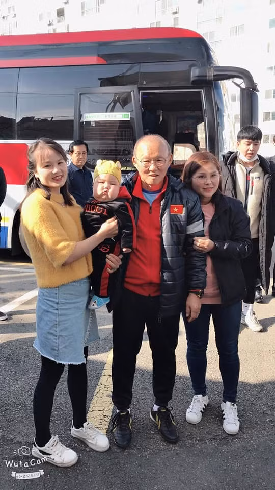 Huyn Min cũng rất may mắn được chụp ảnh cùng HLV Park Hang-seo mặc dù lúc đó chỉ mới 5 tháng tuổi.