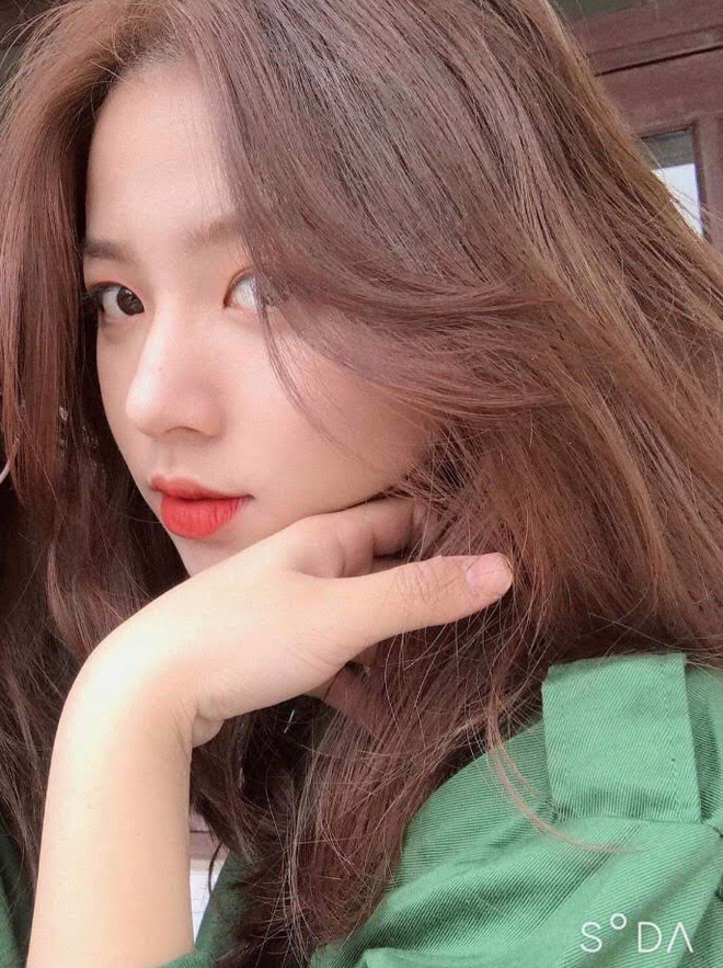 Mặc dù là một hot girl khá nổi, nhưng cô bạn cho biết tùy vào hoàn cảnh sẽ có những cách ứng xử khác nhau chứ không hề "chảnh" như nhiều người nghĩ.